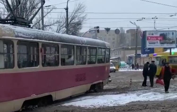 У Києві зійшов з колії трамвай
