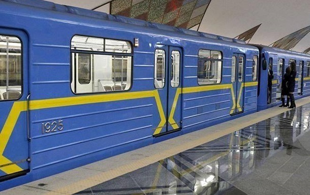 У метро Києва пасажир впав на рейки