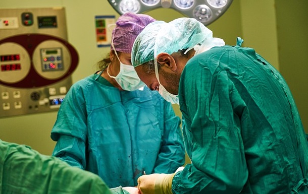 У Франції провели унікальну операцію з пересадки рук і плечей