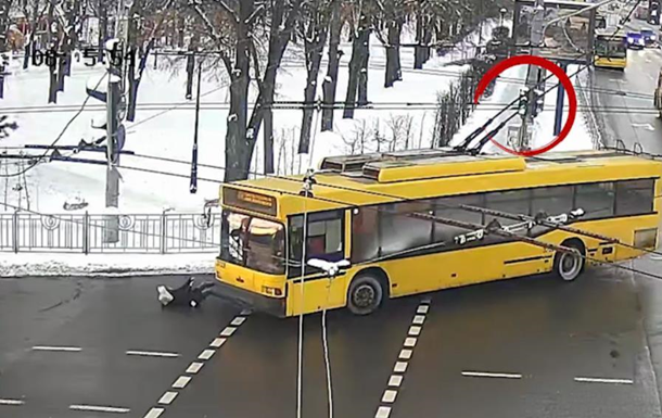 Тролейбус збив жінку на переході у Києві
