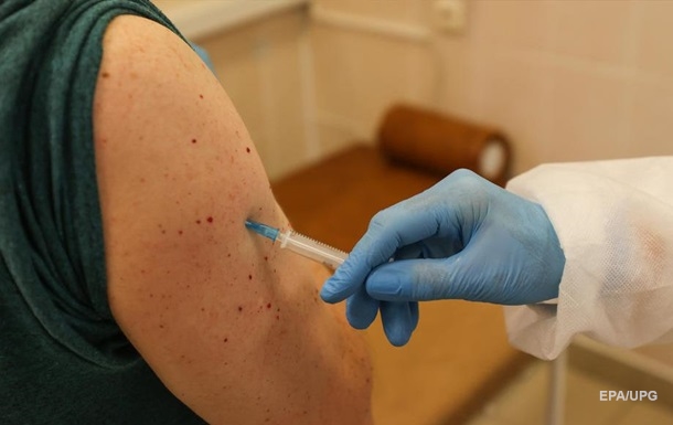У Білорусі почали вакцинувати медиків російською вакциною