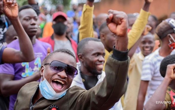 В Уганді на виборах переміг президент, що вже правив 34 роки 