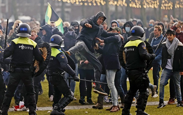 В Амстердамі водометом розігнали учасників протесту