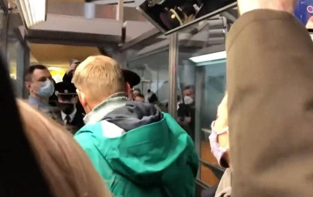 Навального затримали в аеропорту Москви