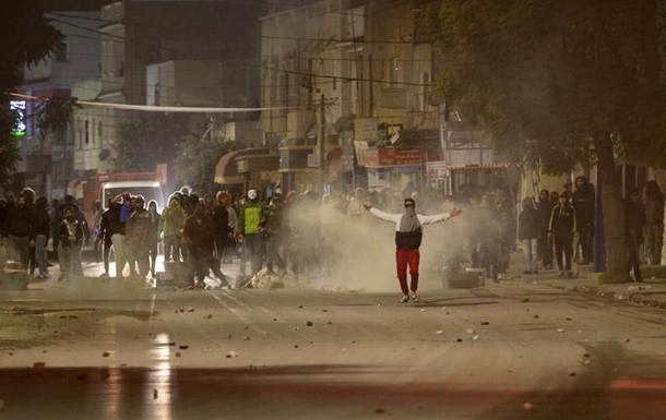 Столкновения в Тунисе: введена армия, массовые аресты