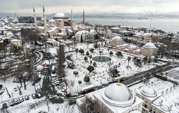 Стамбул засипало снігом