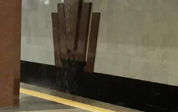 У метро Харкова прорвало трубу