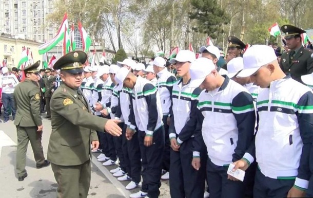 Таджикам офіційно дозволили відкуповуватися грошима від служби в армії