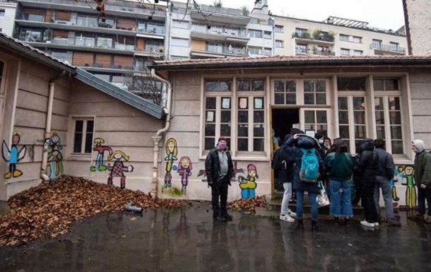 У Парижі майже 300 мігрантів окупували будівлю дитячого садка