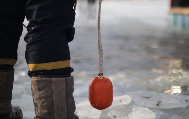 У Черкаській області під лід провалилися троє людей, включаючи дитину