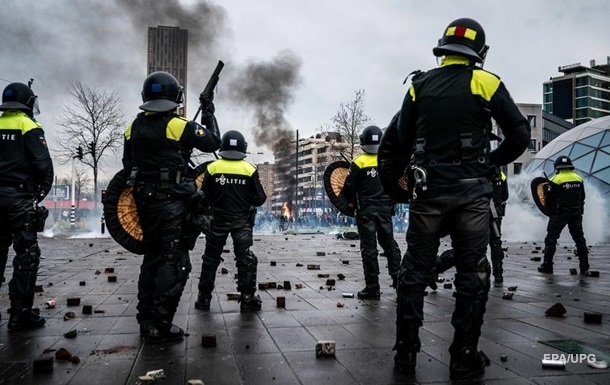В Нидерландах вспыхнули беспорядки из-за локдауна