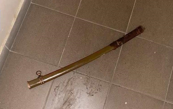 В Одесі озброєний мечем наркоман трощив двері сусідів