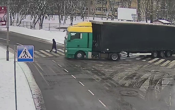 У Києві вантажівка на переході збила жінку. 18+