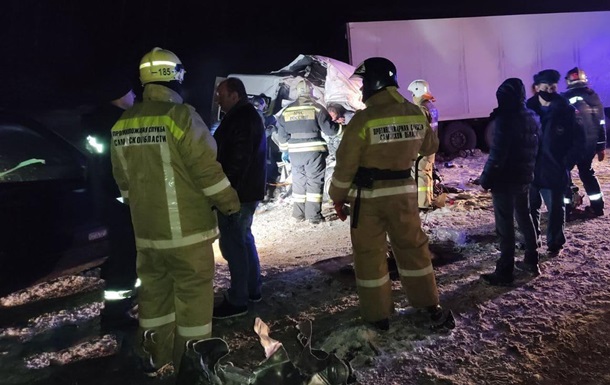 В России при столкновении микроавтобуса и фуры погибли 10 человек