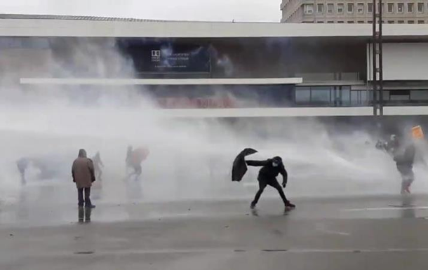 У Парижі протестувальників розігнали водометами