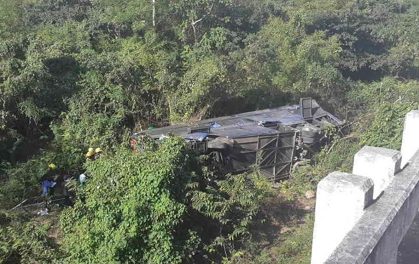 На Кубі в ущелину зірвався автобус, загинули люди