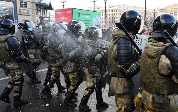 Протести в Петербурзі: кийки і газ у відповідь на сніжки маніфестантів