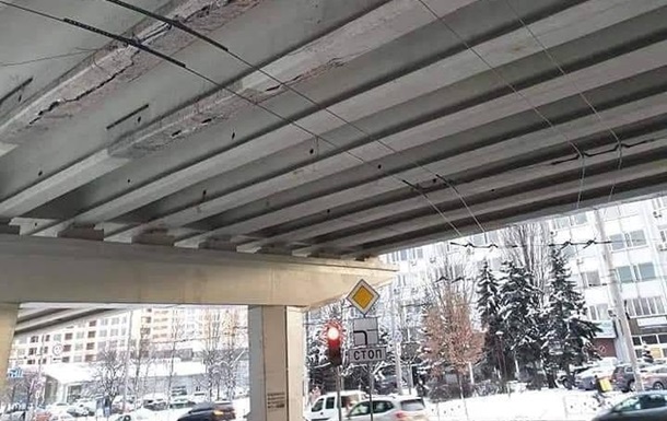 В Киеве на Нивках треснул мост