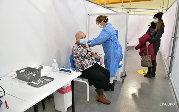 У Польщі відмовилися щеплювати літніх осіб вакциною AstraZeneca