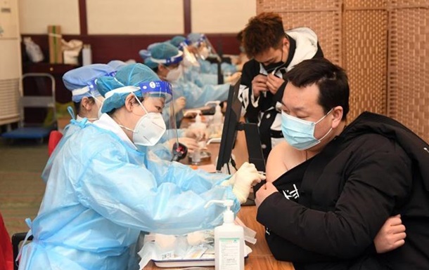 У Китаї заарештували 80 осіб за поширення підробленої COVID-вакцини
