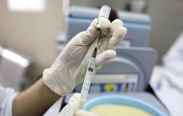 У МОЗ планують першими вакцинувати Зеленського і Шмигаля