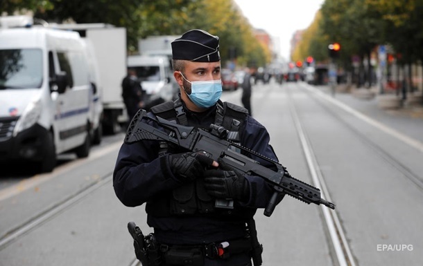 У Франції поліцейського поранили шаблею