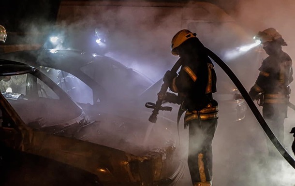 У Києві вночі згоріли чотири автомобілі