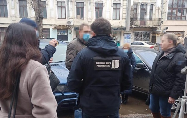 В Одесі на хабарі затримали чиновницю міграційної служби
