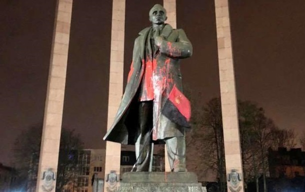 У Львові осквернили пам ятник Бандері