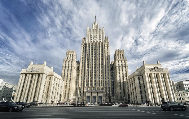 РФ высылает трех дипломатов из-за участия в акциях протеста