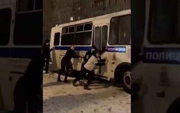 Задержанные в Москве сами толкали автозак
