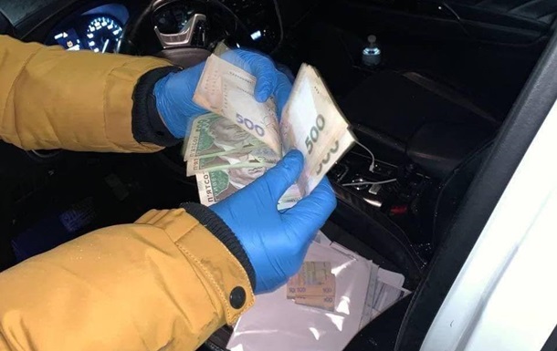 У Києві затриманий з наркотиками водій пропонував поліцейським хабар