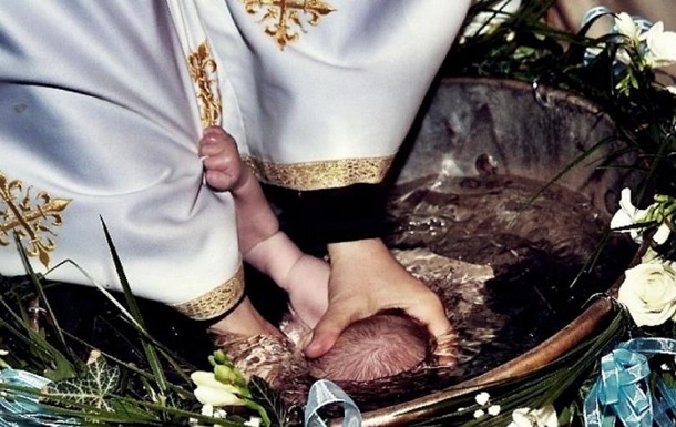 У Румунії під час хрещення захлинулося немовля