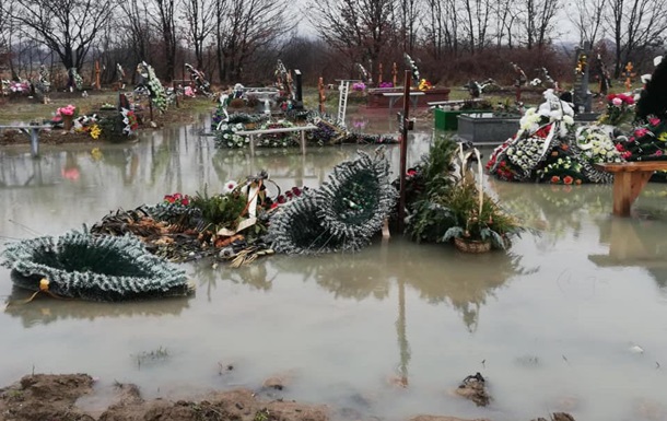 У Закарпатській області затопило цвинтар