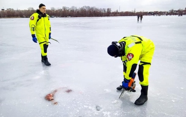 У Києві рятувальники діставали тіло потопельника за допомогою бензопилки
