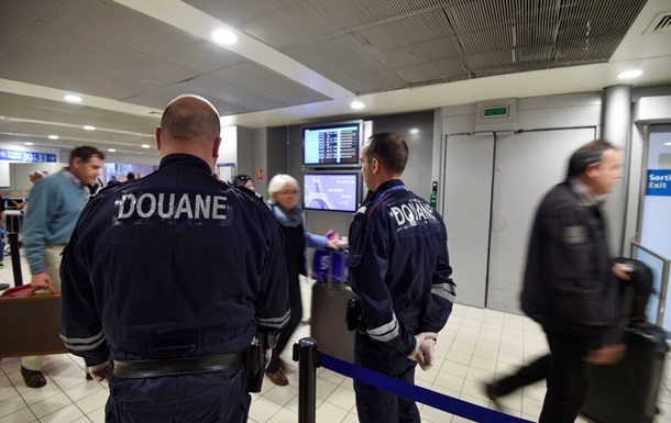 Через нові обмеження сотні пасажирів не змогли вилетіти з Франції