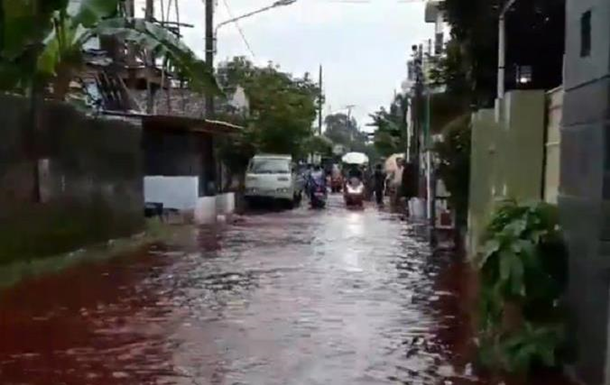 Село в Индонезии затопило красной водой