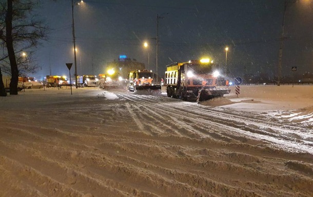 У Києві через снігопад транспортний колапс