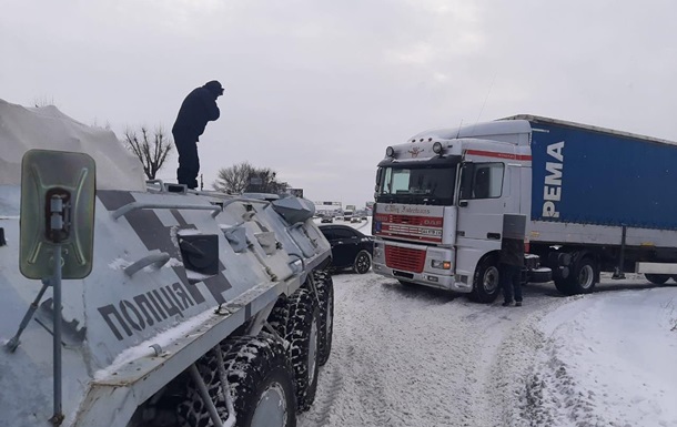 В Киеве из-за снегопада задействовали БТР