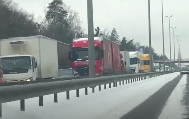 В їзд до Києва заблокований вантажівками
