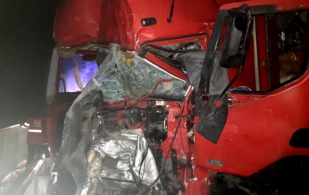 В ДТП с грузовиками в Полтавской области погибли два человека