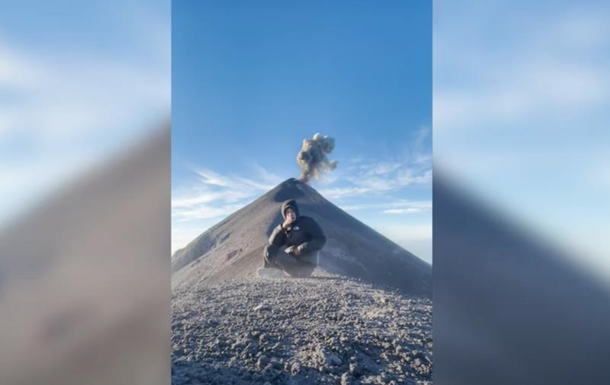 Вулкан Фуего почав виверження за спиною туриста