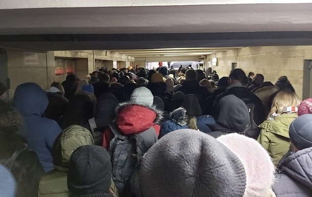 На двох станціях метро Києва утворилися величезні черги
