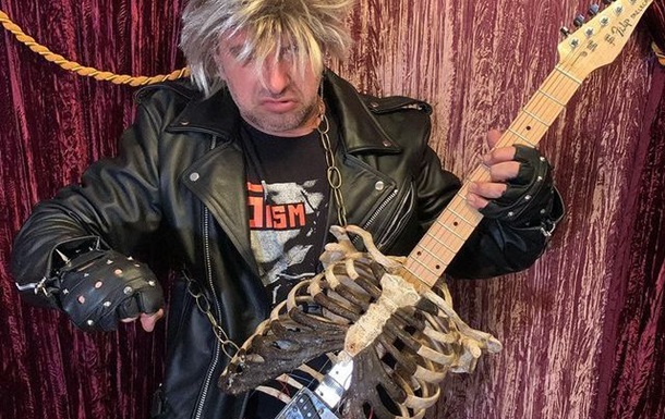 Рокер сделал гитару из скелета умершего дяди