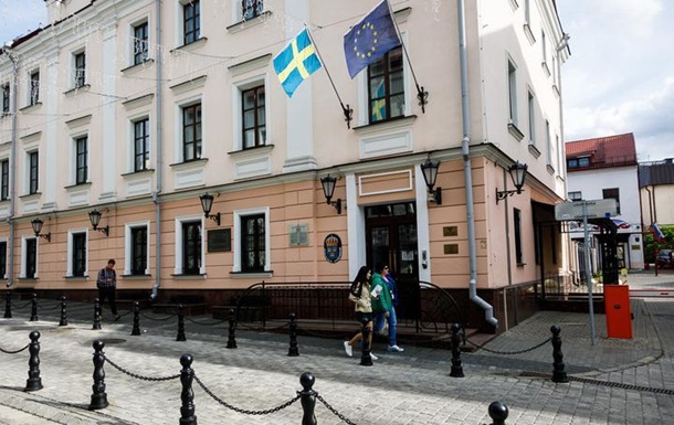 Два білоруси вже п ять місяців ховаються в посольстві Швеції в Мінську