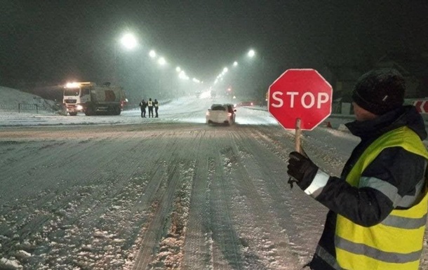 Негода в Україні: у двох областях обмежено рух вантажівок