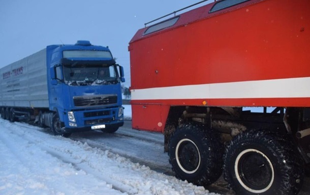 У Києві та п яти областях обмежили рух вантажівок