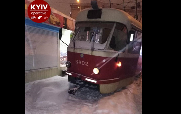 У Києві трамвай зійшов з рейок