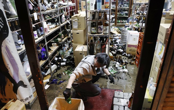 Землетрус в Японії: 30 постраждалих і мільйон будинків без світла