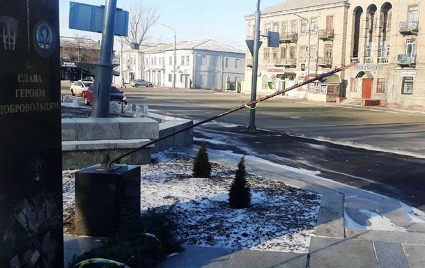 У Лисичанську вандали пошкодили пам ятник загиблим в АТО добровольцям